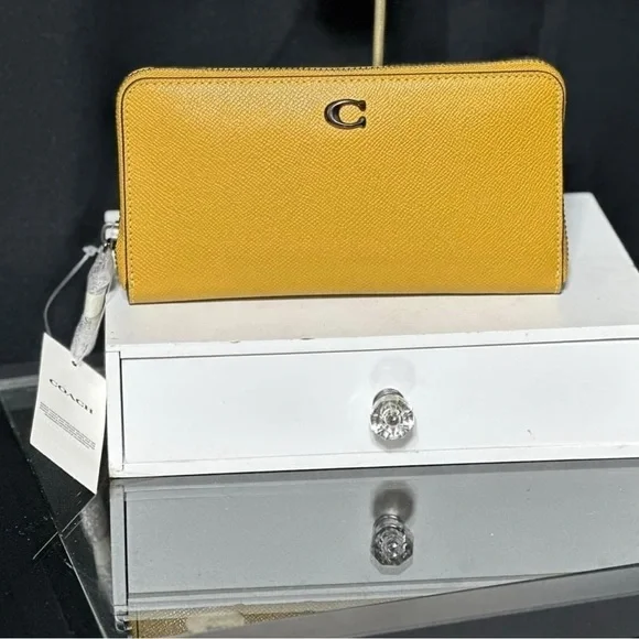 coach accordion wallet V5/FLAX Golden Yellow New! - Picture 1 of 1